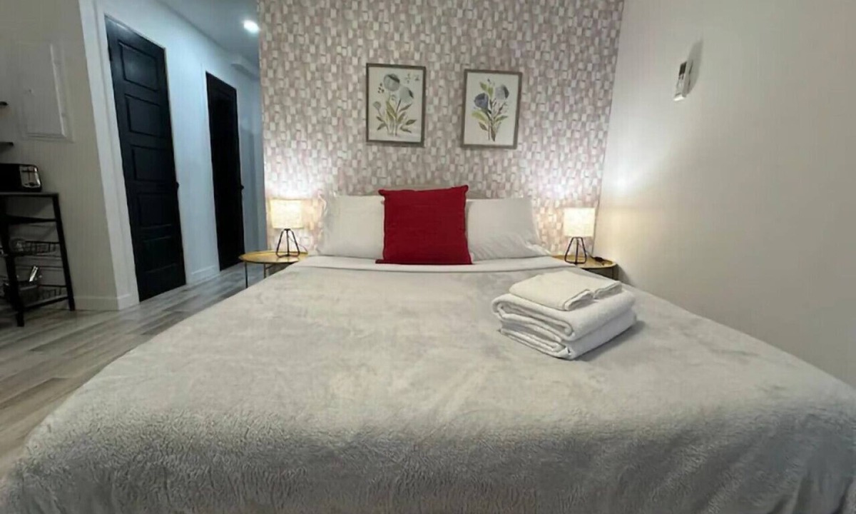 Cote-Des-Neiges—Notre-Dame-De-Grace Apartment | NDG Comfort & Escape Studio Easy Downtown Access