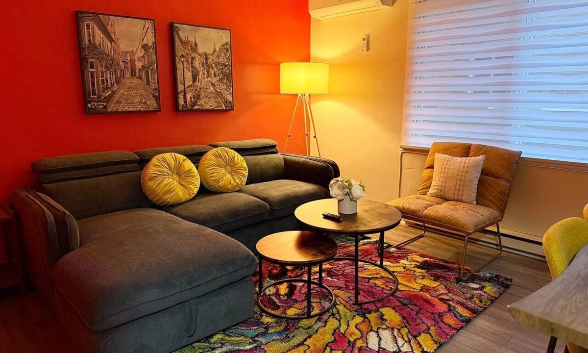 Cote-Des-Neiges—Notre-Dame-De-Grace Apartment | NDG & Montreal getaway