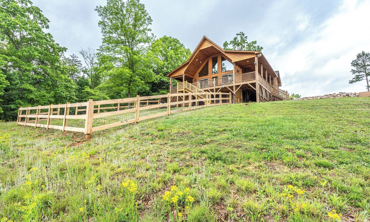 Murphy Ski Chalet | nDiscover Your Perfect Getaway: Where Furry Friends and Foodies Feel at Home!
