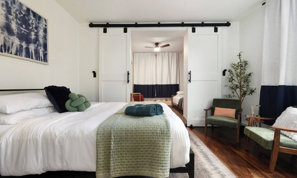 Brookline Apartment | Near Acrisure and Pittsburgh Attractions - Free Parking - Sleeps 3 - Wi-Fi