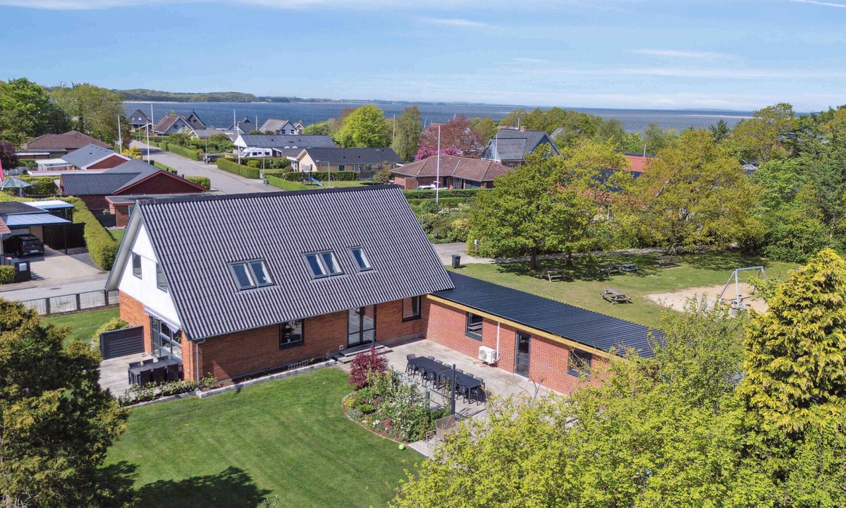 Hvalpsund Villa | Near beach and golf with multi-purpose room