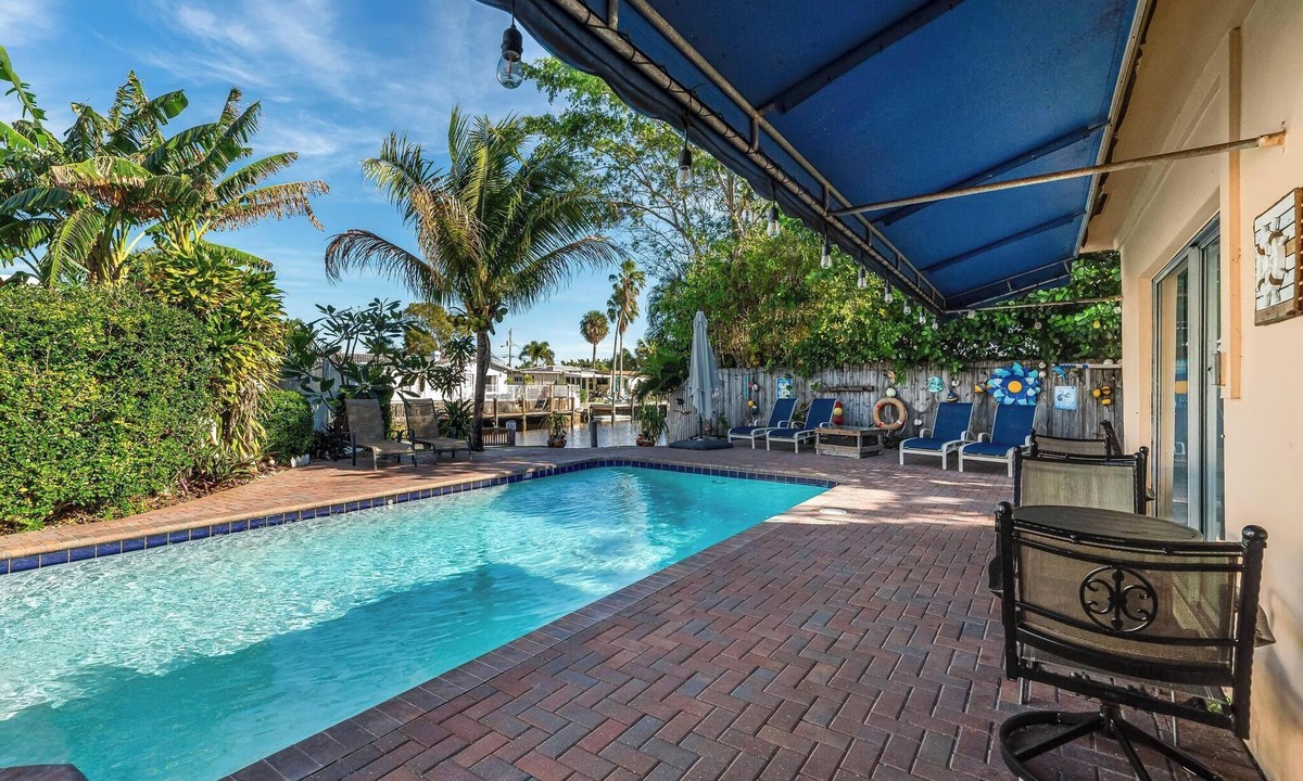 Garden Isles House | Near beach, spacious 4bd, pool/waterfront/paddle boards.