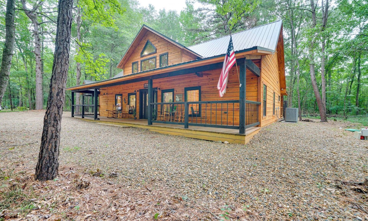 Broken Bow Cottage | Near Choctaw Casino: Broken Bow Cabin w/Hot Tub!