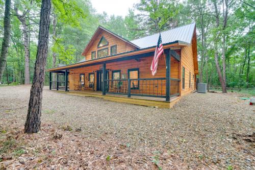 Broken Bow House | Near Choctaw Casino: Broken Bow Cabin w/Hot Tub!