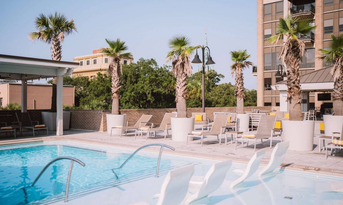 Historic Downtown Savannah Hotel | Near City Market | Pool & Pet-Friendly + Dining