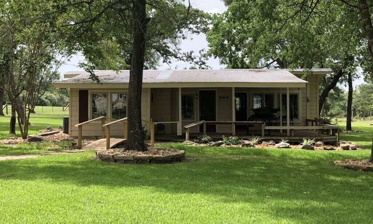 Anderson Cabin | Near College Station & A&M campus.Beautiful ranch cabin! Aggies welcomed.