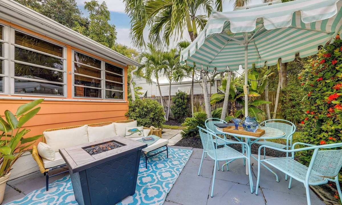 Lake Worth Cottage | Near Concerts & Transit! Historic Hot Tub Cottage
