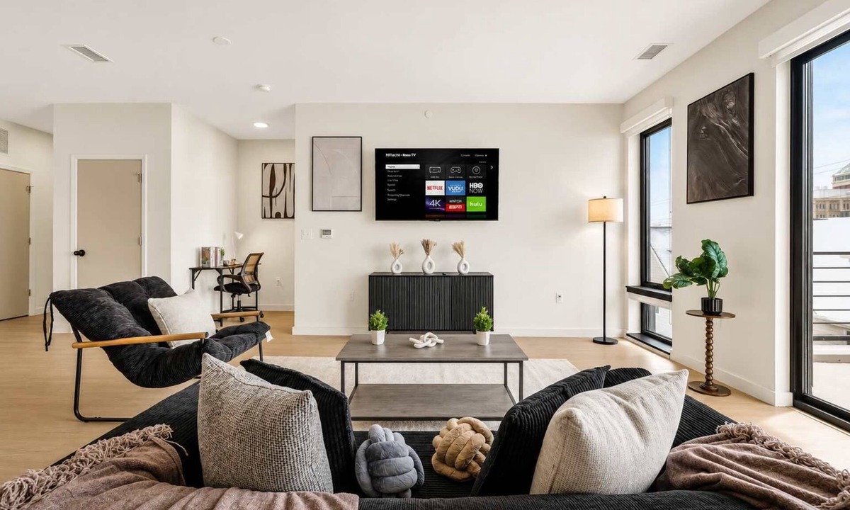 University Circle Apartment | Near CWRU & Clinic | Gym, Balcony, Parking
