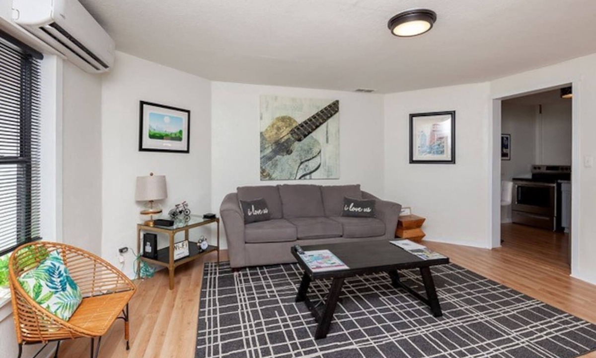 Des Moines House | Near Downtown ~ 2BDR & Fun Backyard ~ Pet Friendly