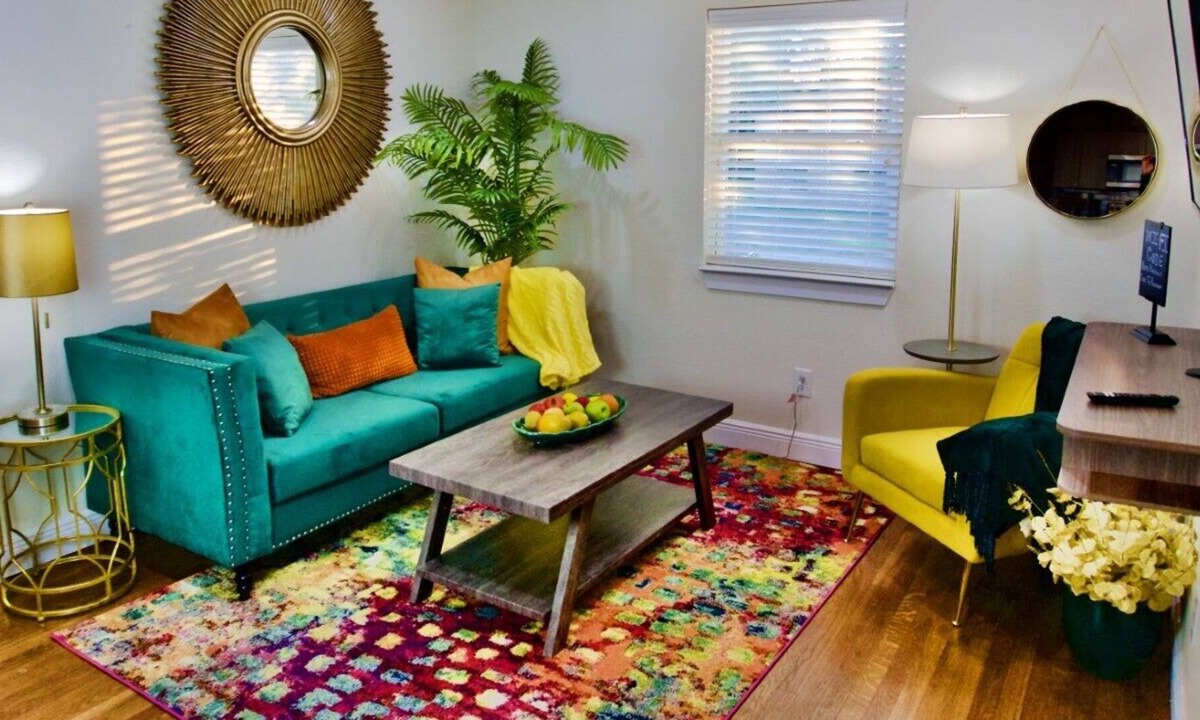 South Central Houston House | Near Downtown Colorful 1950's Tri-plex