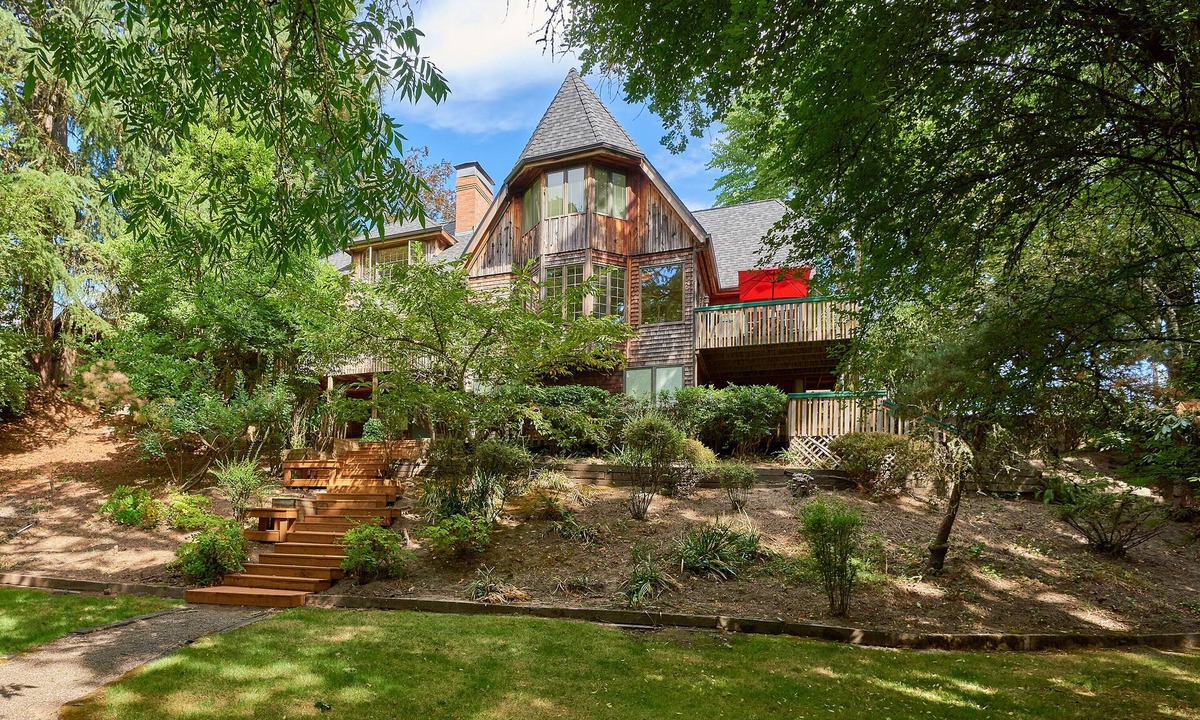 McMinnville House | Near Downtown & Linfield. Min 3 Nights. Five Queen beds, One Full. Five Bathroom