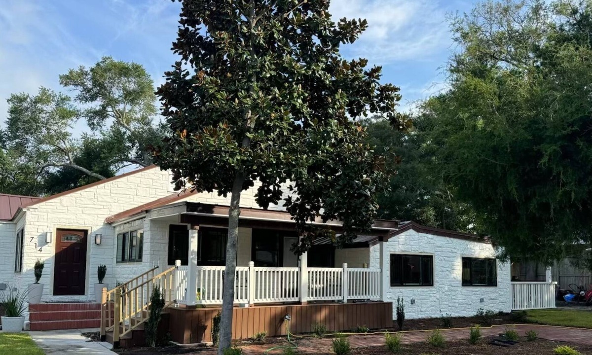 Warrington House | Near downtown Pensacola 3-bedroom house in country club community! Pet friendly