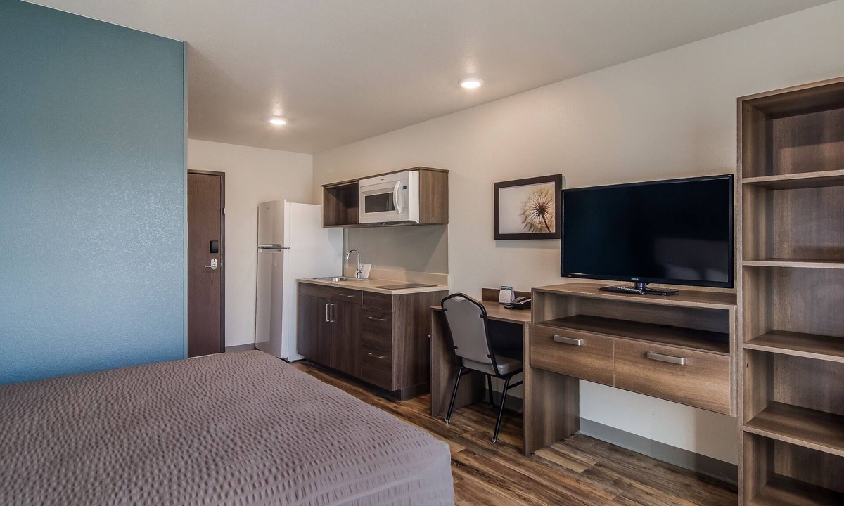 Greenville Hotel | Near Frankie’s Fun Park – Just 6 Km Away! 2 Units with Kitchen, Pets Are Welcome