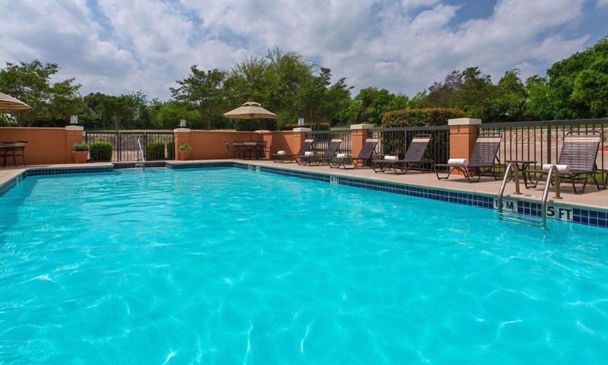 St. Johns Hotel | Near High Five Entertainment! FREE Parking, Outdoor Pool, Pets Allowed!