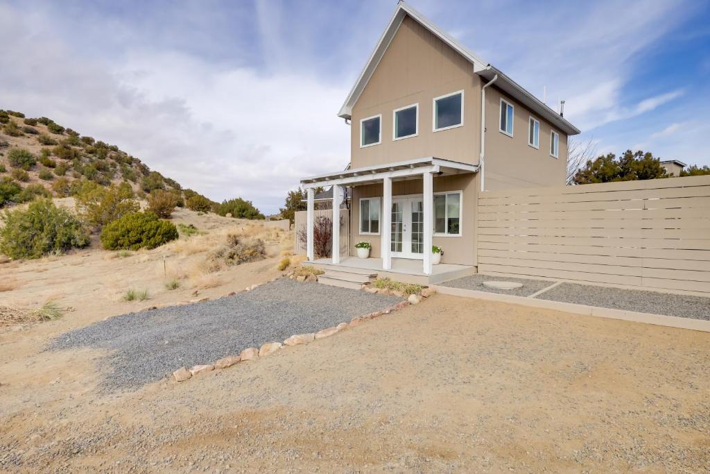 Cerrillos Apartment | Near Hiking: Dog-Friendly Studio in Los Cerrillos