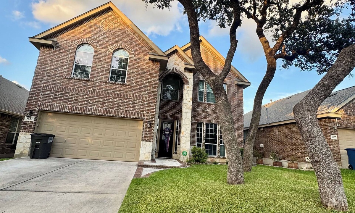 West San Antonio House | Near Hospitals, Theme Parks & Lackland AFB