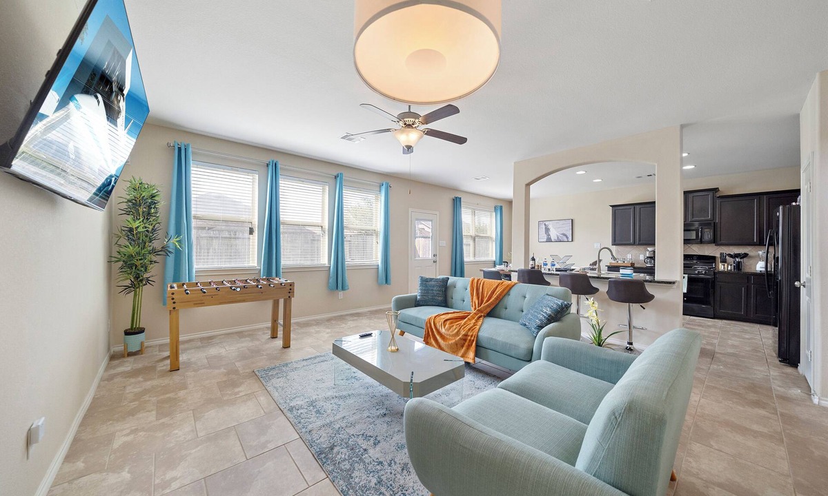 Houston House | Near IAH Houston Home | Yard BBQ Games Wi-Fi Pets