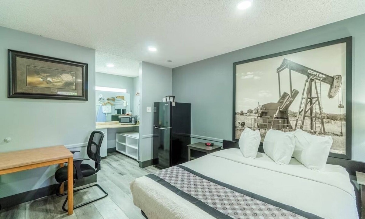 Ira Hotel | Near Museum, Historic Village & Restaurants | 2 Queen Beds | Free Parking