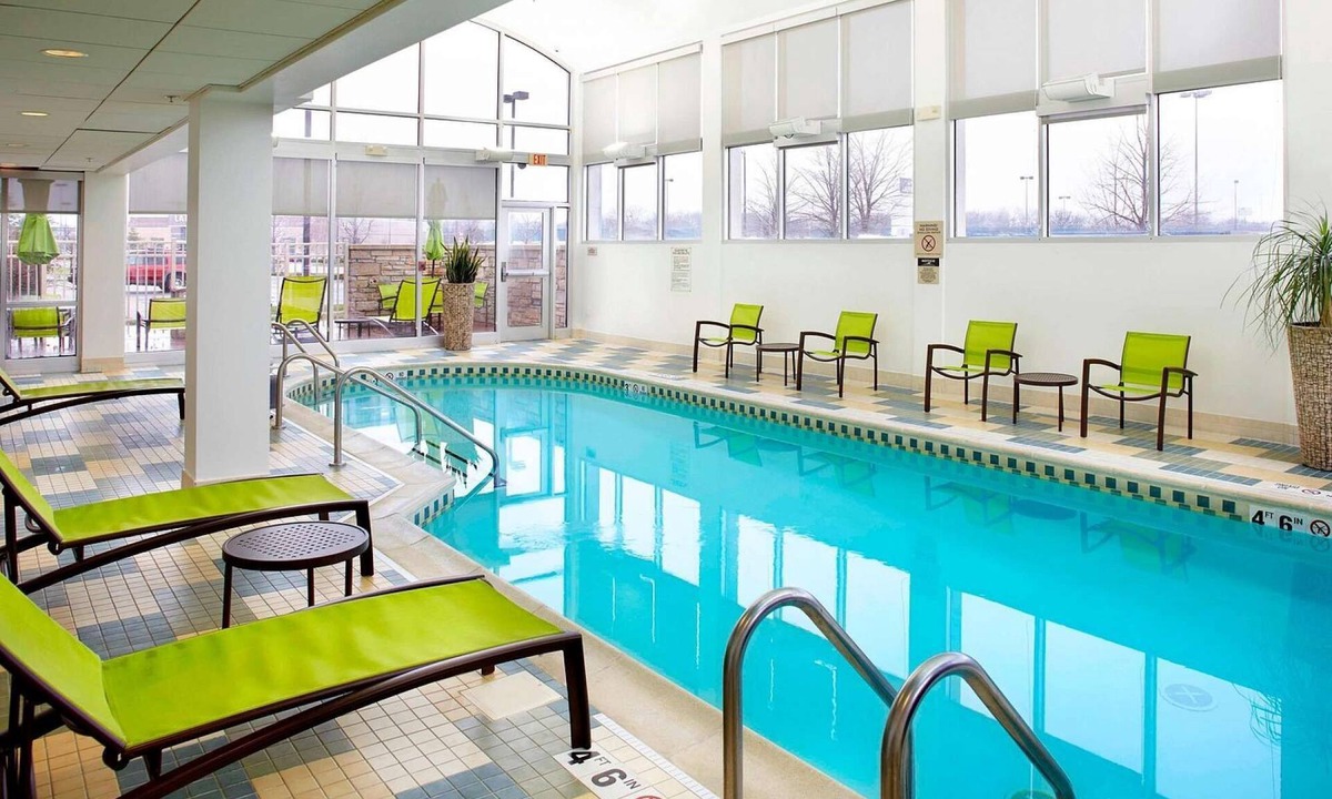 Waukegan Hotel | Near Naval Station Great Lakes + Breakfast & Pool