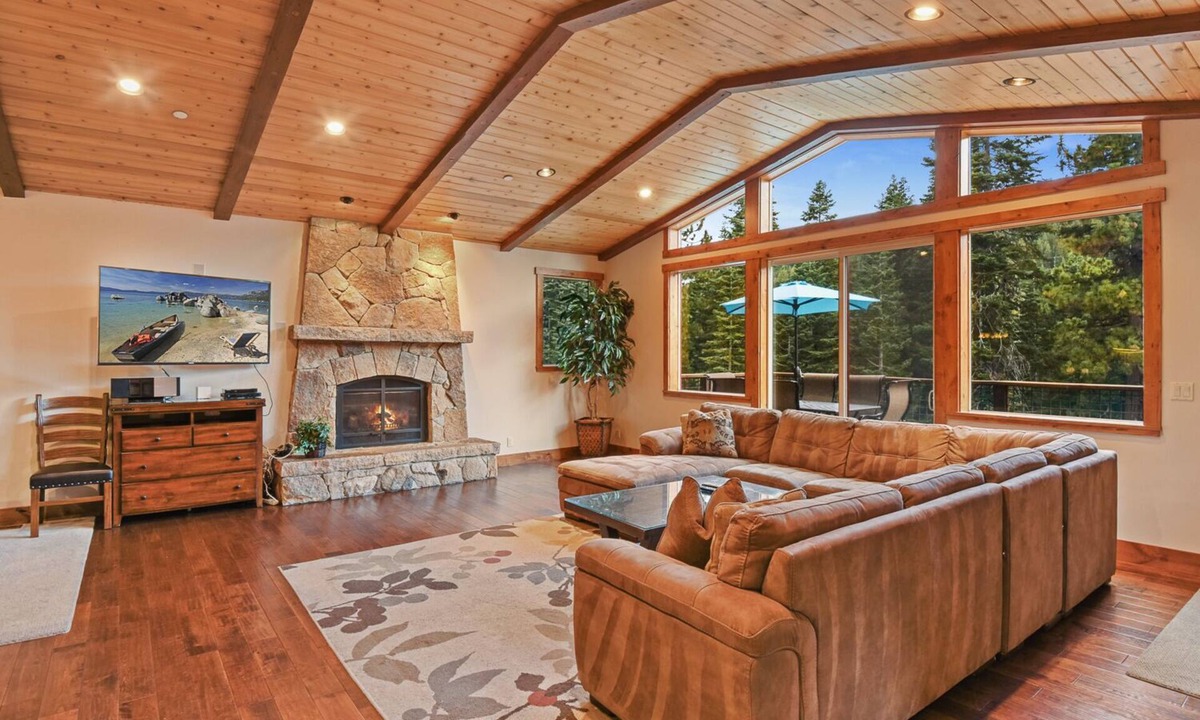 Kingswood Estates House | Near Northstar! Luxury Dog-friendly Home w Hot Tub