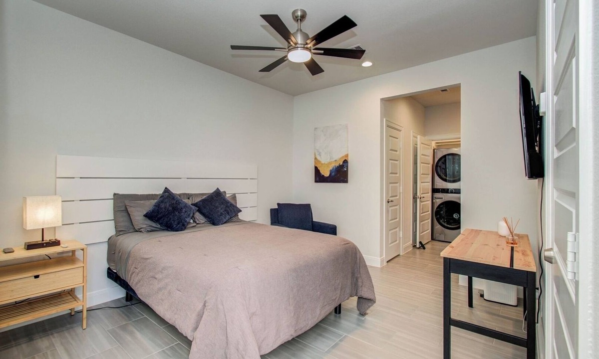 South Main Apartment | Near NRG Park Pool Access Sleeps 2