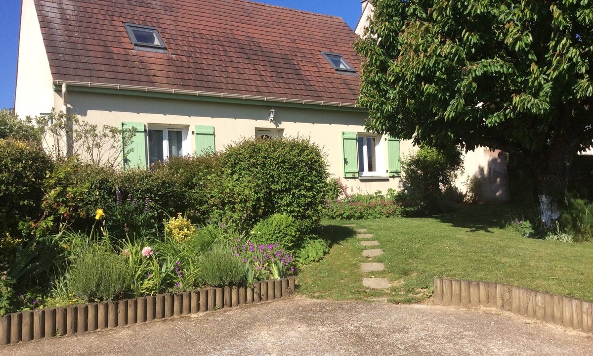 Orgeval Apartment | Near Paris gite poppies 2