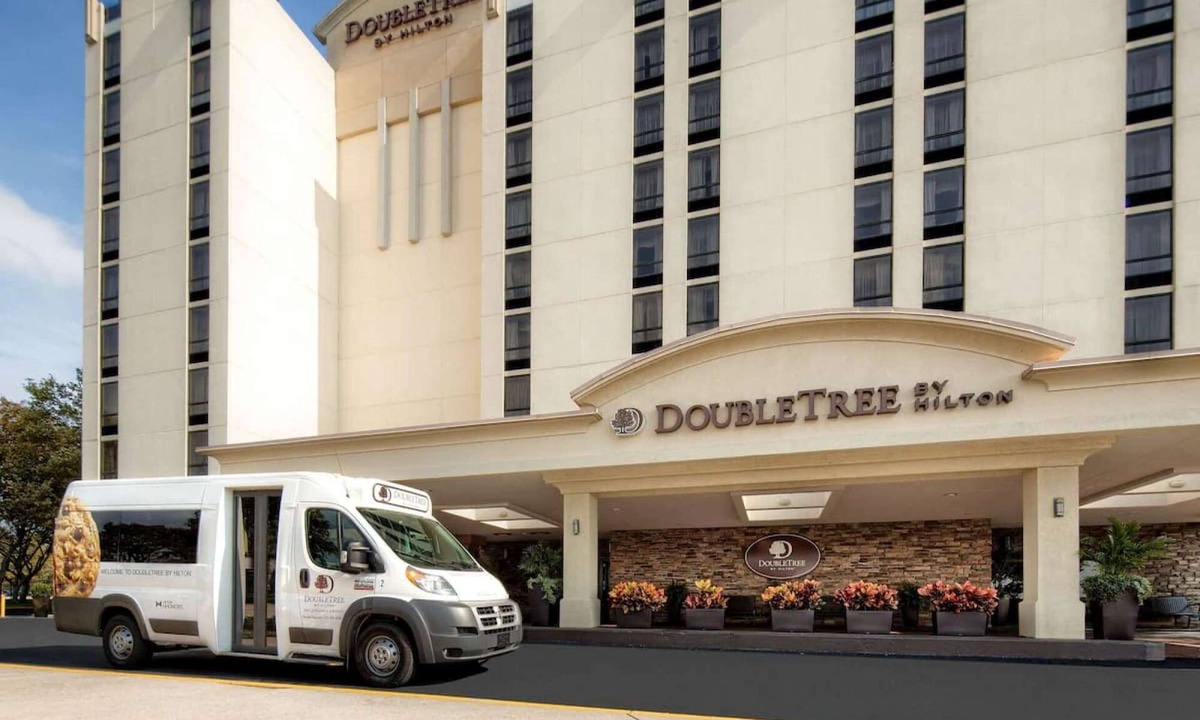 Primos Secane Hotel | Near PHL Airport + Free Shuttle. Dining. Pool.