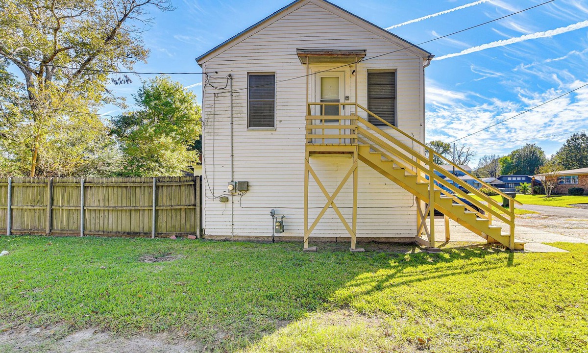 Lakeview  Jefferson County Apartment | Near Sabine Lake & Refineries: Pet-Friendly Apt