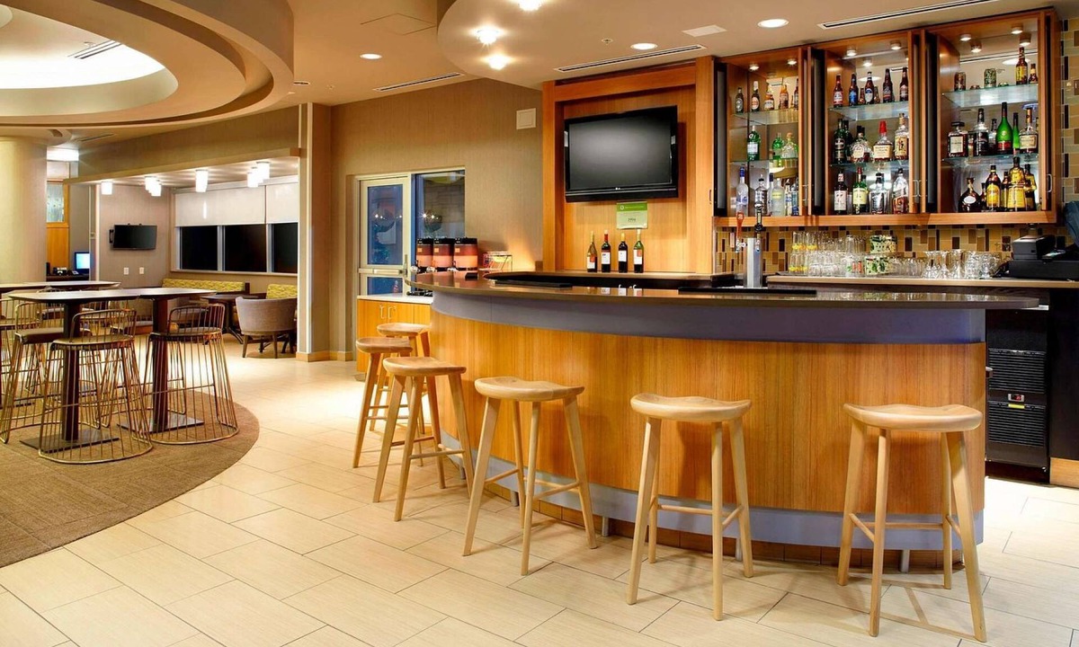Waukegan Hotel | Near Six Flags Great America + Breakfast & Pool