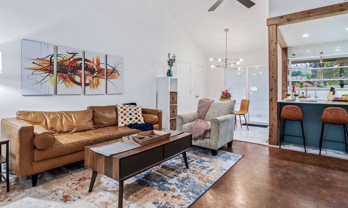 Sweetbriar House | Near SoCo + Sparkling Clean + Cozy ~ Firepit + Gameroom