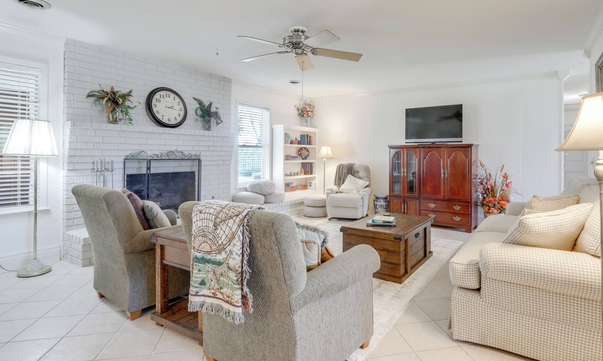 Bentonville - Fayetteville House | Near Trails & Dtwn Springdale! Dog-Friendly Home