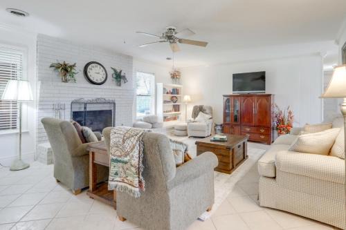 Bentonville - Fayetteville House | Near Trails & Dtwn Springdale! Dog-Friendly Home