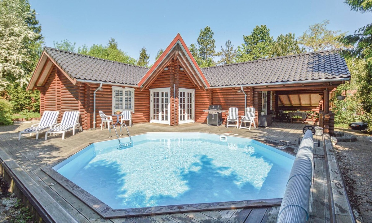 Lundby House | Near Vordingborg and Næstved is this beautiful log house.