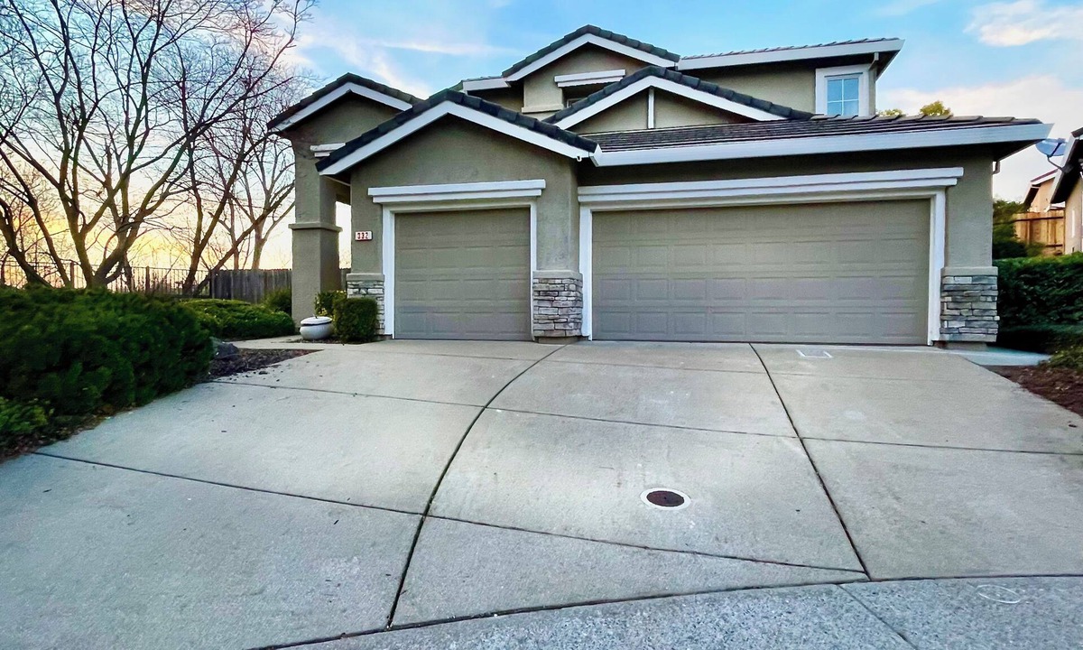 East Roseville Parkway House | Near walkling Trail,Insurance stay, 30+ stay, Pet stay