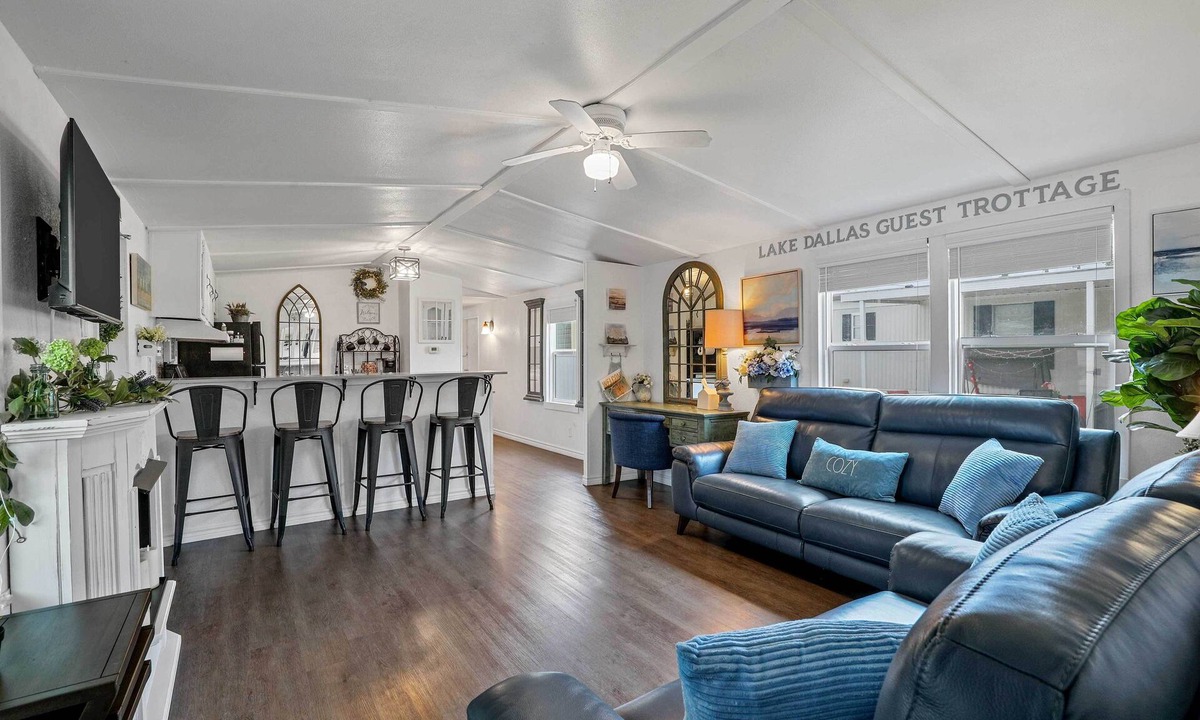 Lake Dallas House | Near Water: Lake Dallas Home w/Furnished Patio!