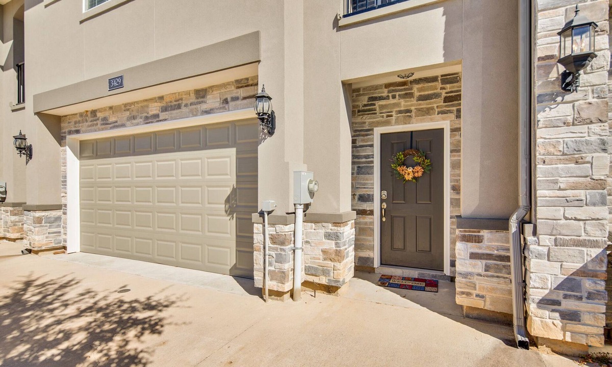 Wellborn House | Neat, elegant townhome for your stay in College Station
