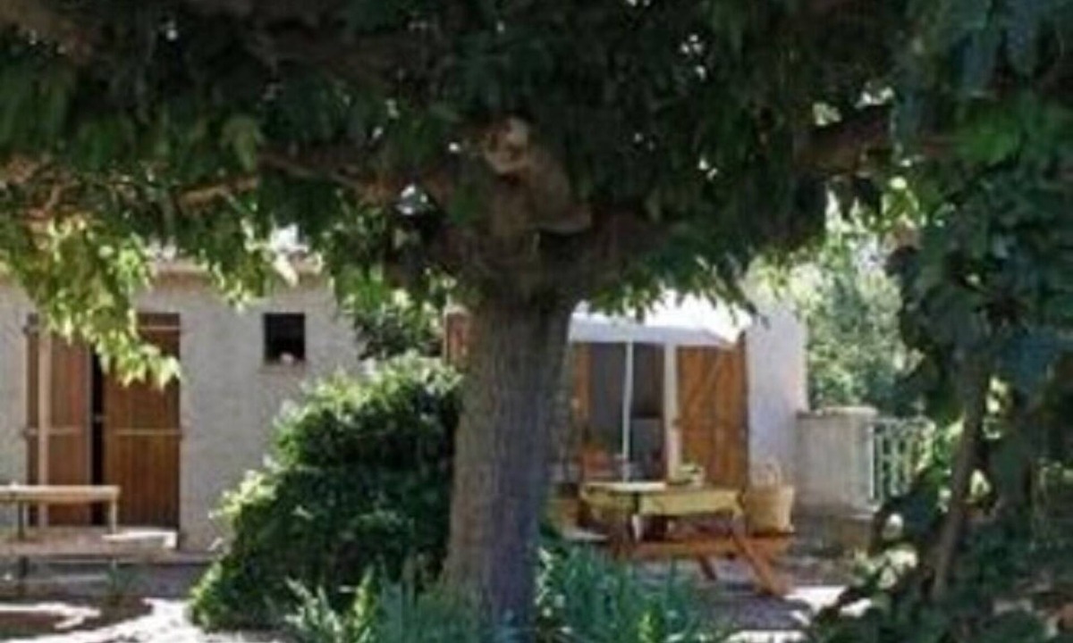 Nebian Apartment | Nébian, house with garden, 2 rooms with courtyard by the river