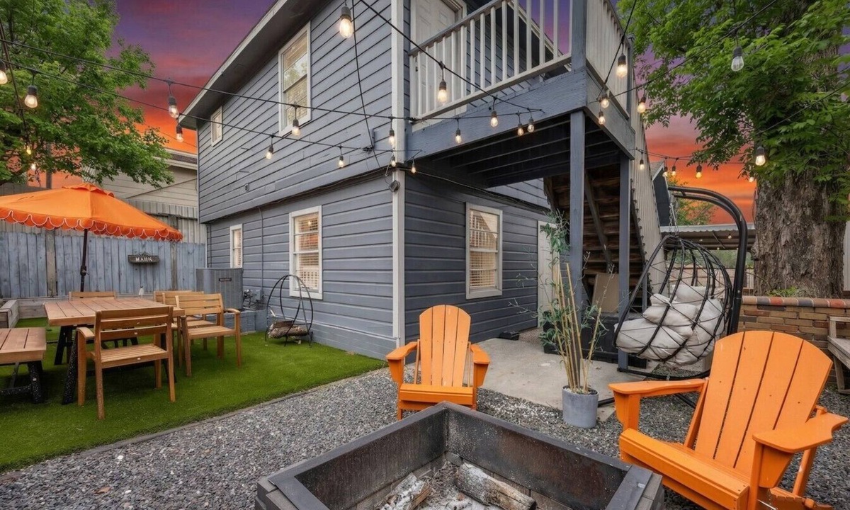 Greater Heights House | Nebula Ranch | Fire Pit · King Bed · Mural Yard | Houston Heights