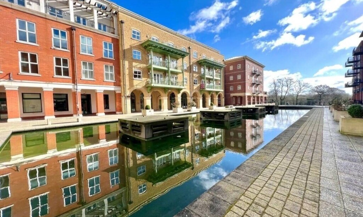 Dickens Heath Apartment | NEC. Stunning Solihull Penthouse