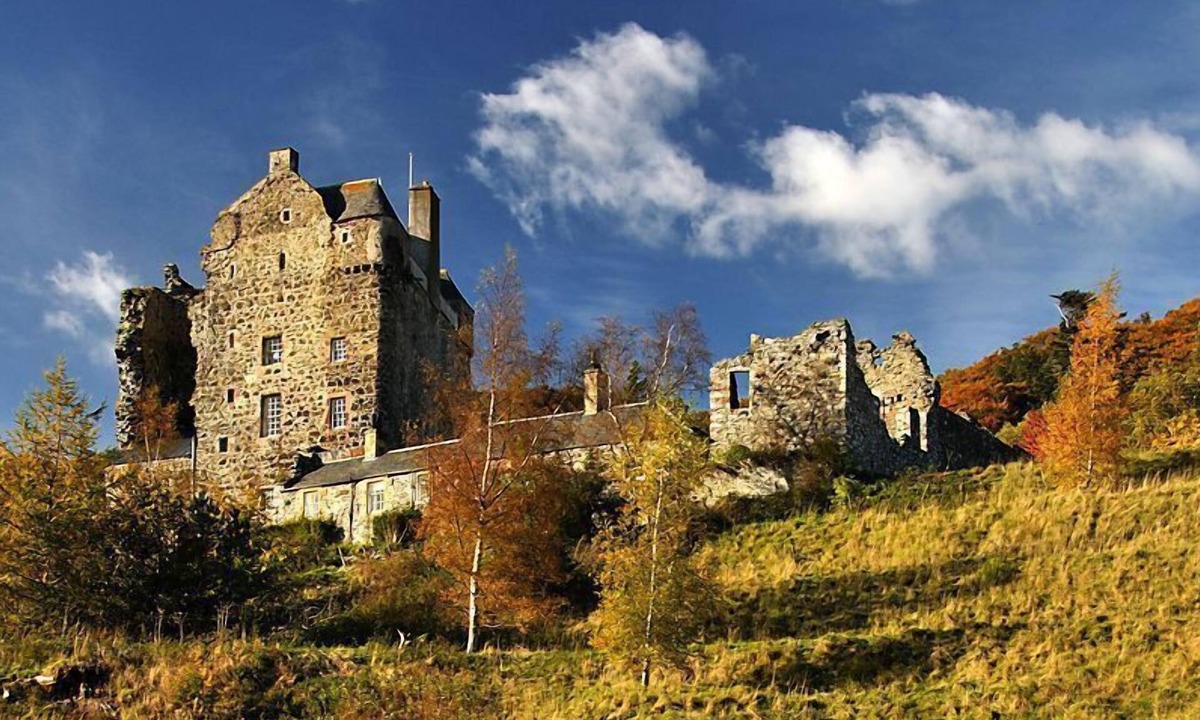Peebles Cottage | Neidpath Castle Barmkin, by The River Tweed