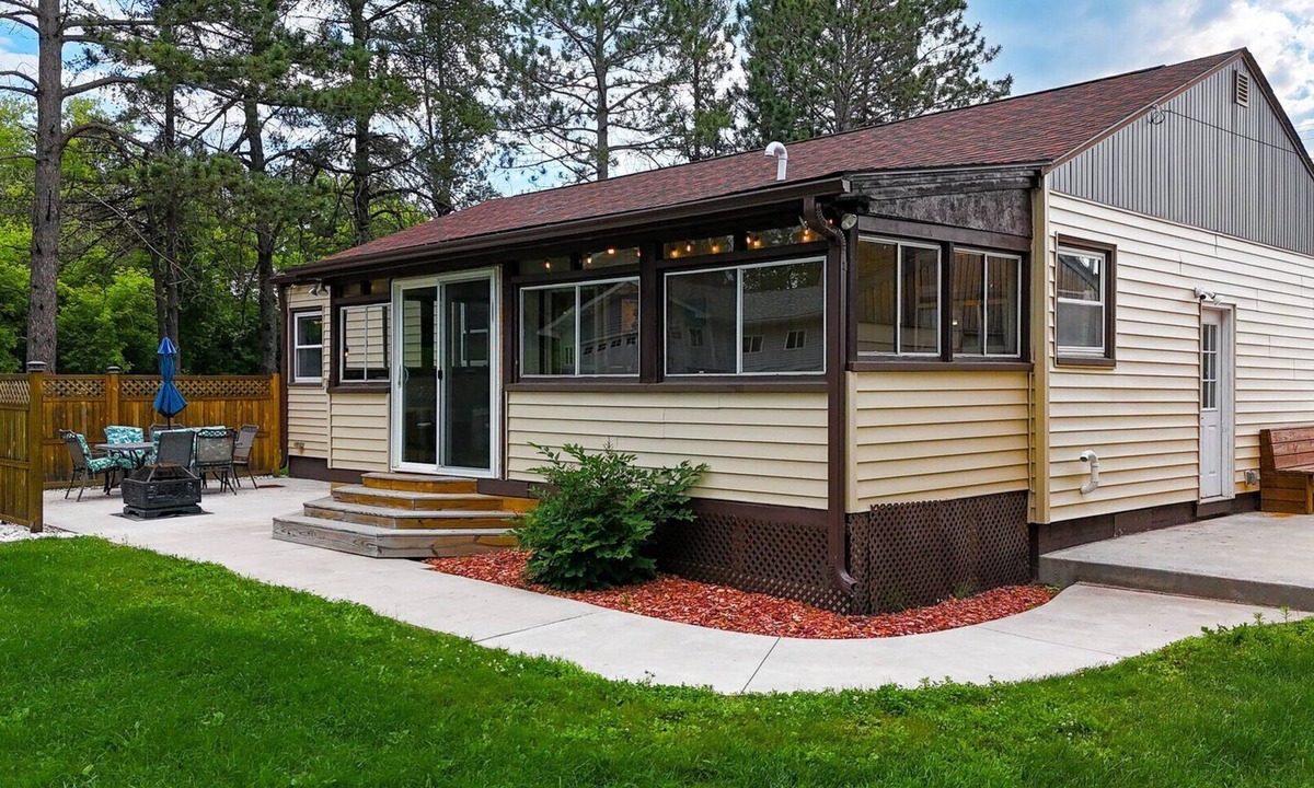 Hermantown House | Neighbor Home Close to Everything | Bucky's Haven