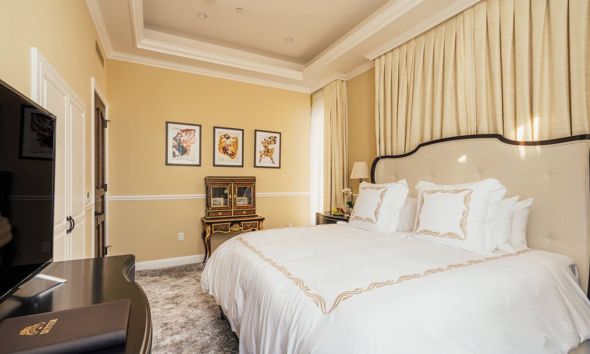 Lower Pacific Heights Hotel | Neighbourgood Sutter Mansion