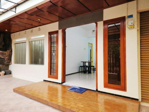 Dinoyo House | Neomi Guesthouse Malang