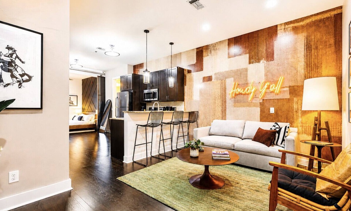 West End Condo | Neon Daes Amazing Location Near Vandy/Broadway