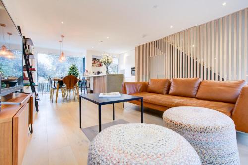 Hillside House | Neoteric Home Wimbledon Village