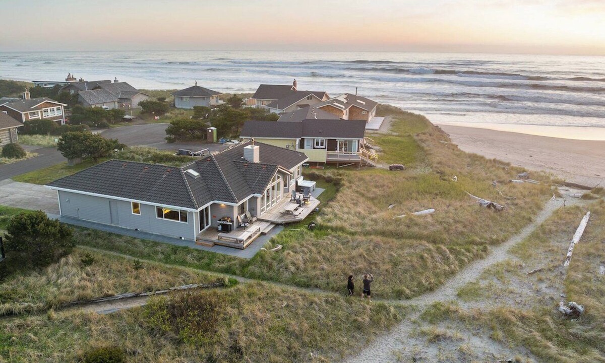 Neskowin House | Neskowin North - Modern, Oceanfront, Hot tub!