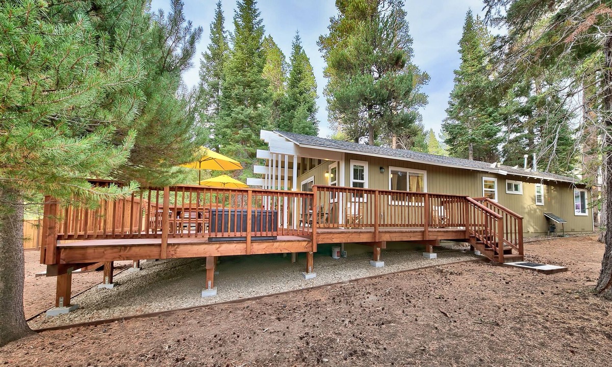 Country Club Estates House | Nestled Among the Tall Pine, 3 bedrooms, hot tub, come play in the mountains.