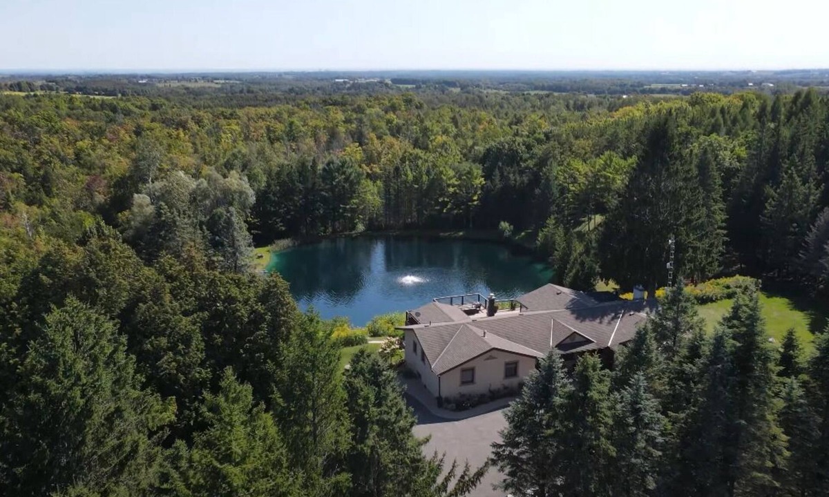 Clarington House | Nestled in the heart of Clarington with its own fresh-water swimming pond!