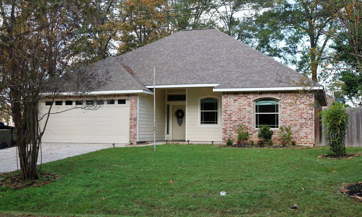 Montgomery House | Nestled near the tranquil shores of Lake Conroe