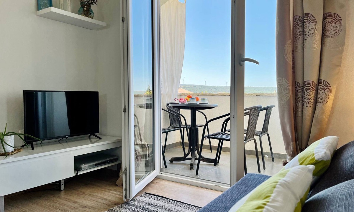 Gornji Karin Apartment | Neugebaute Wohnung im Erdgeschoss by Interhome